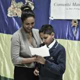 Un bambino mauriziano mentre recita una poesia